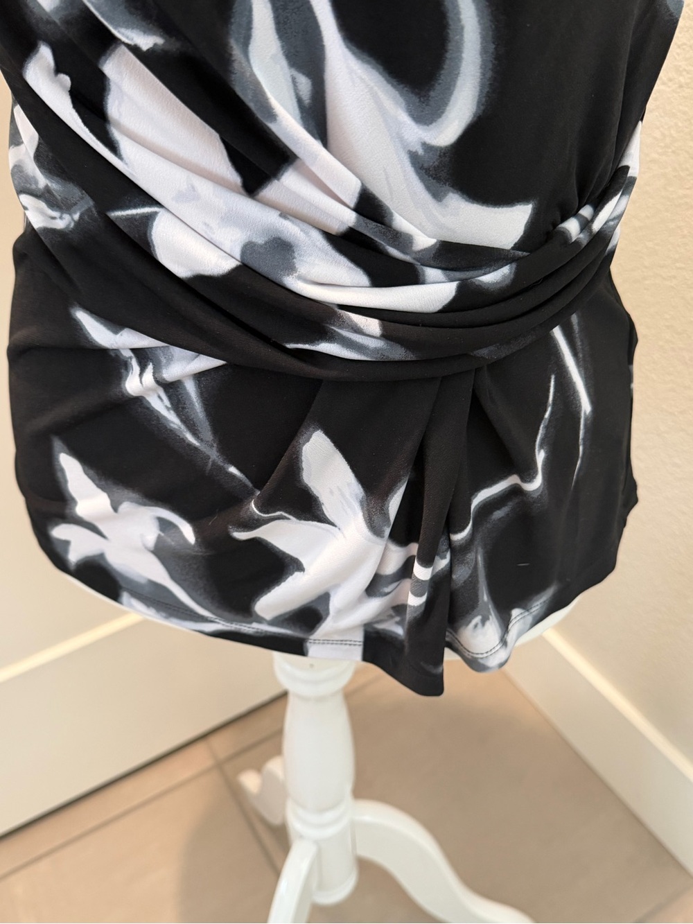 Calvin Klein Sleeveless Black & White Abstract Print Women's Top - Picture 3 of 5